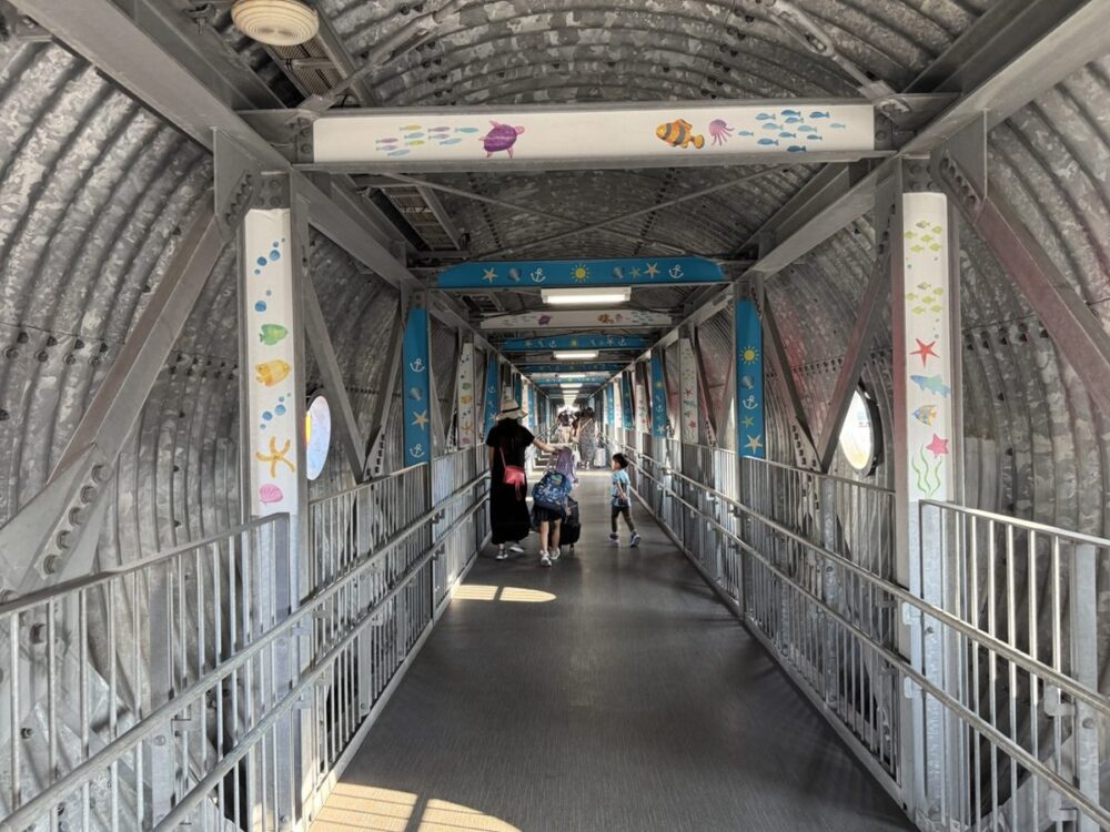 海の生き物が描かれた宮崎カーフェリーの乗船通路(ボーディングブリッジ)
