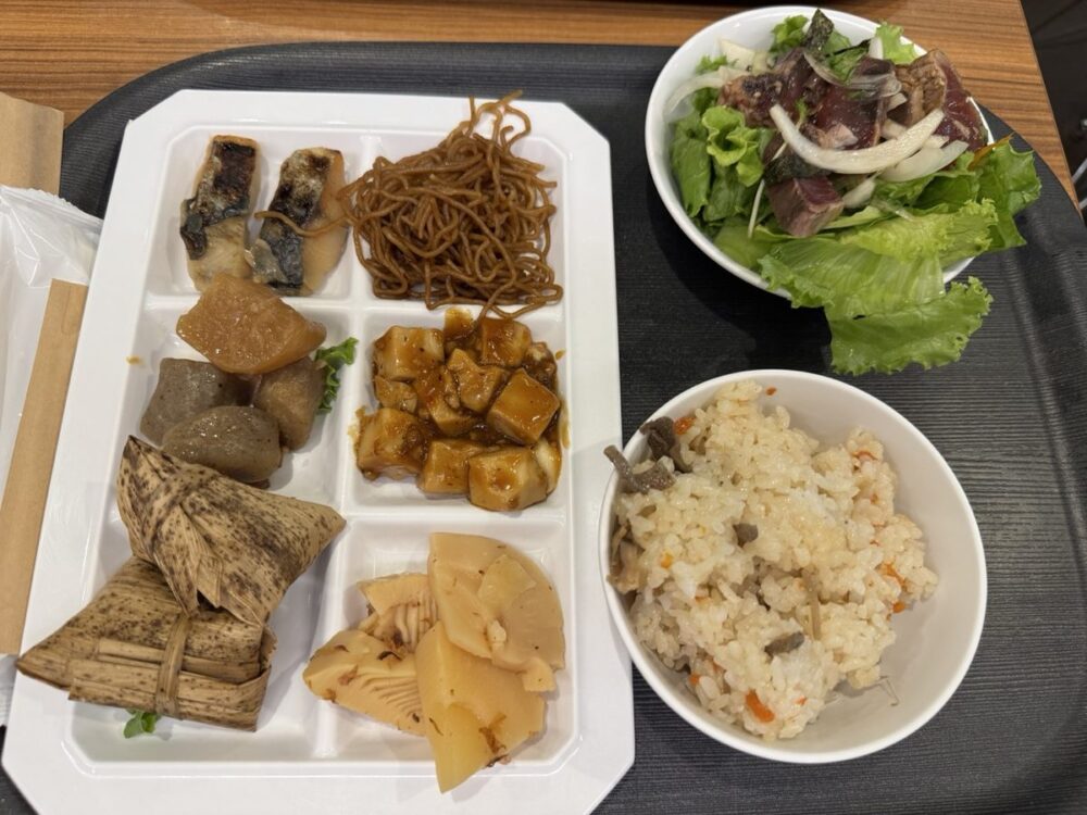 夕食バイキングで取ったフェリーろっこうの料理プレート