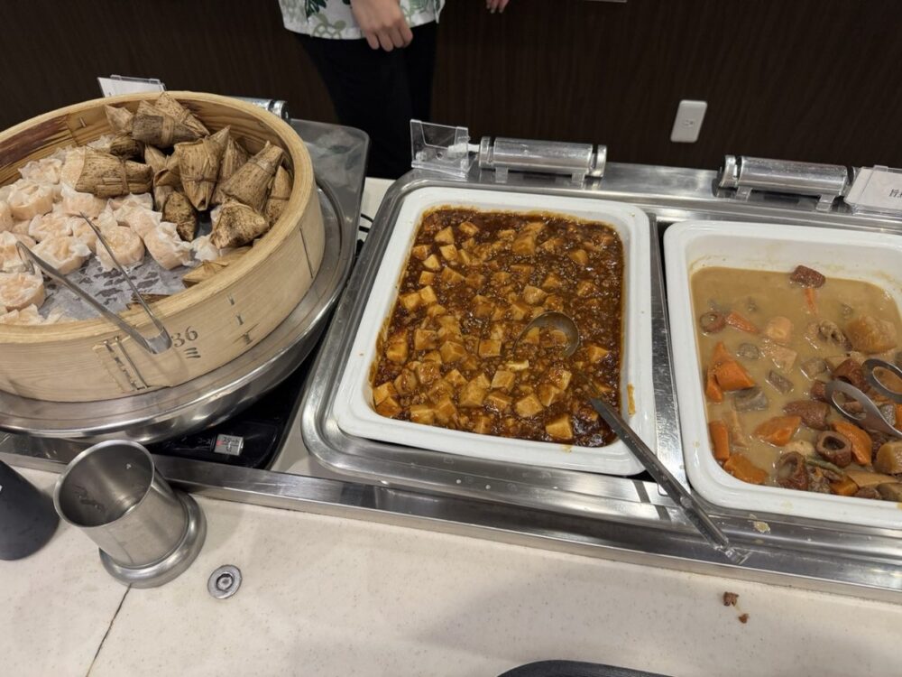 シュウマイや麻婆豆腐が並ぶ宮崎カーフェリーの夕食バイキング