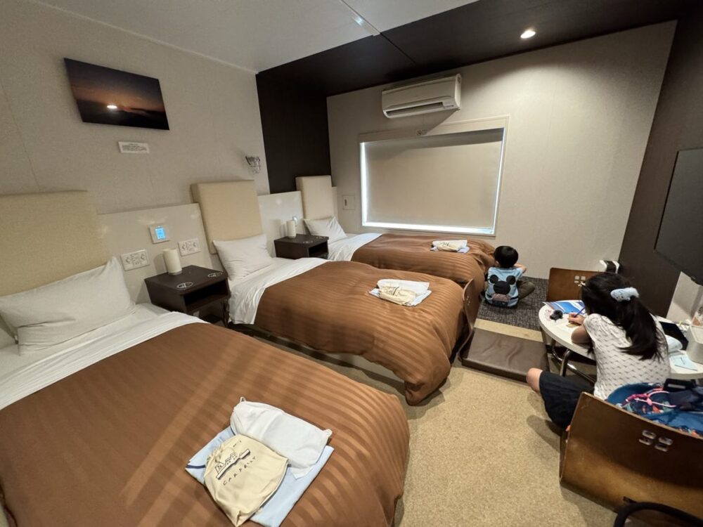 宮崎カーフェリー「フェリーろっこう」プレミアムトリプルの客室(ベッド3台)