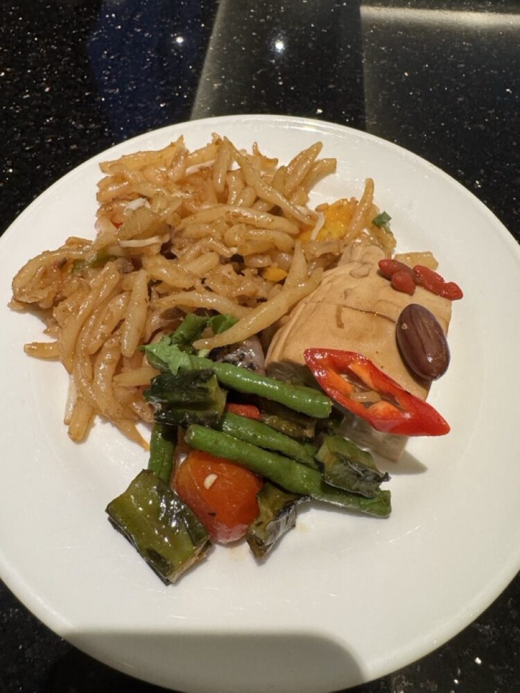 カクテルタイムに取り分けた点心・蒸し野菜・豆腐料理のプレート