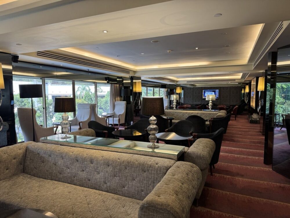 シェラトンタワーズ3階クラブラウンジのソファ席。窓の外にガーデンの緑が広がる