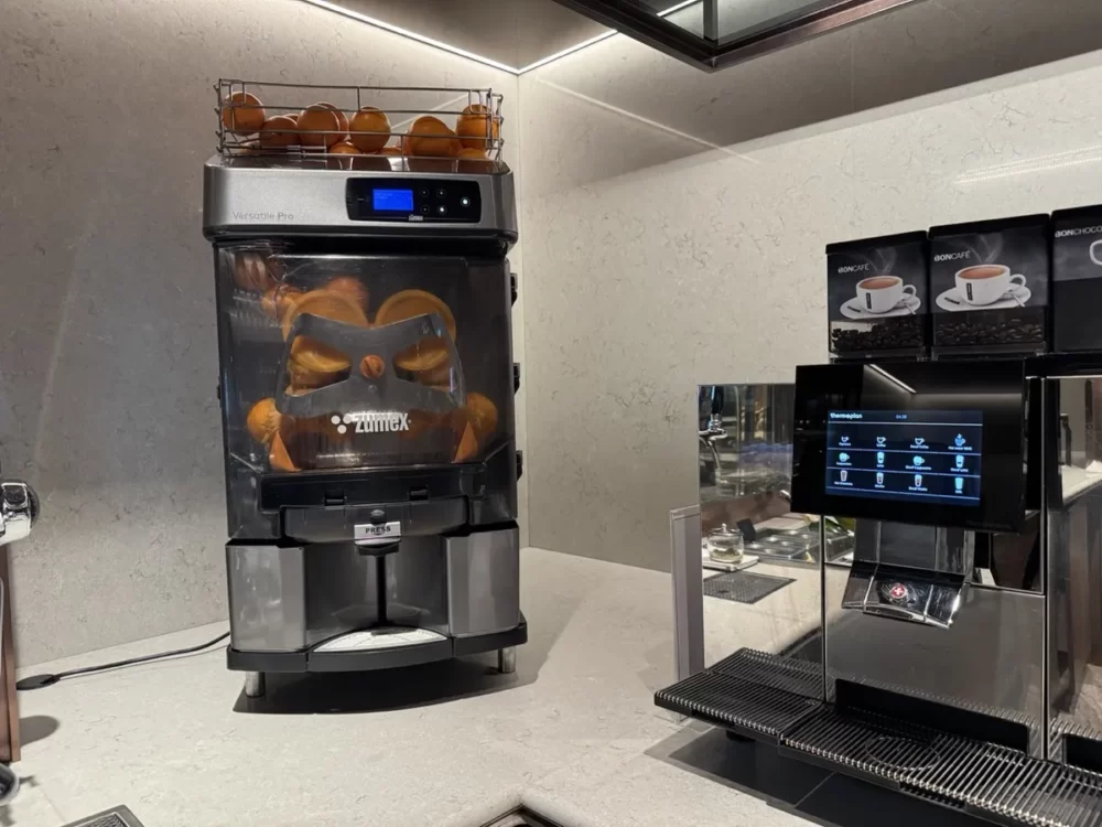 オレンジを丸ごと搾るジュースマシンとコーヒーマシン
