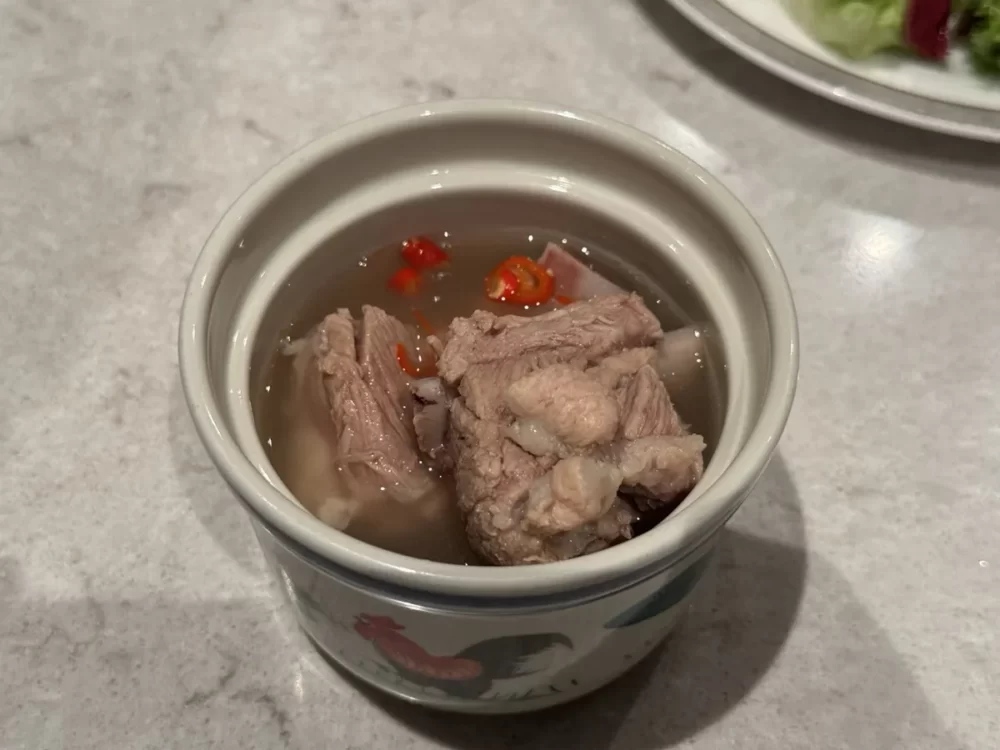 バクテー(肉骨茶)。澄んだスープにポークリブと唐辛子が入った茶碗