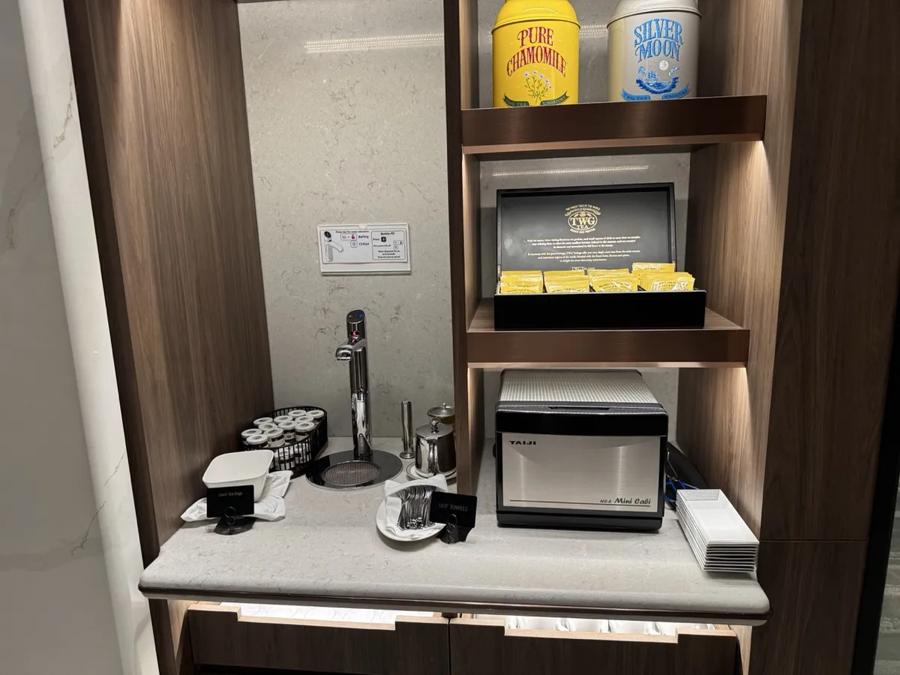 TWGのティーステーション。缶入り茶葉とティーバッグ、ホットタオルのウォーマー