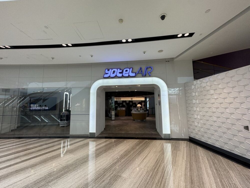 JewelのモールにあるYOTELAIRの入口。青く光るyotelAIRのサイン