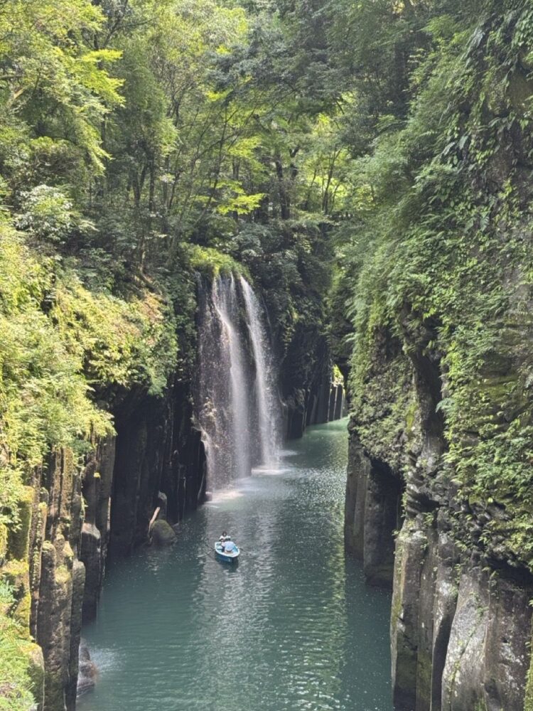 高千穂峡の真名井の滝と貸しボート