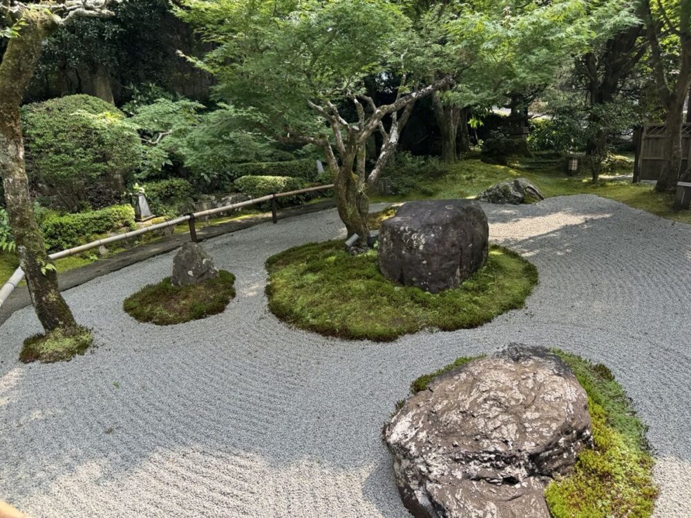 ロビーから望む枯山水の庭園