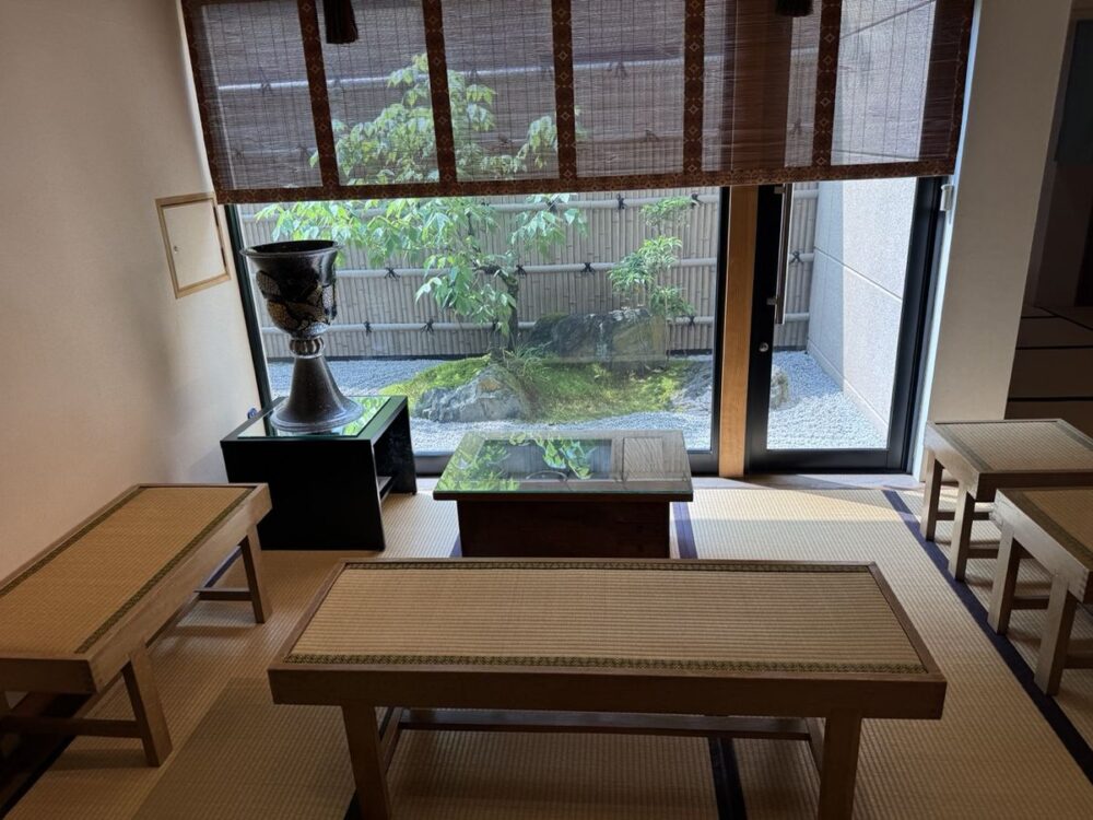 枯山水の庭に面した旅館 神仙のロビーラウンジ