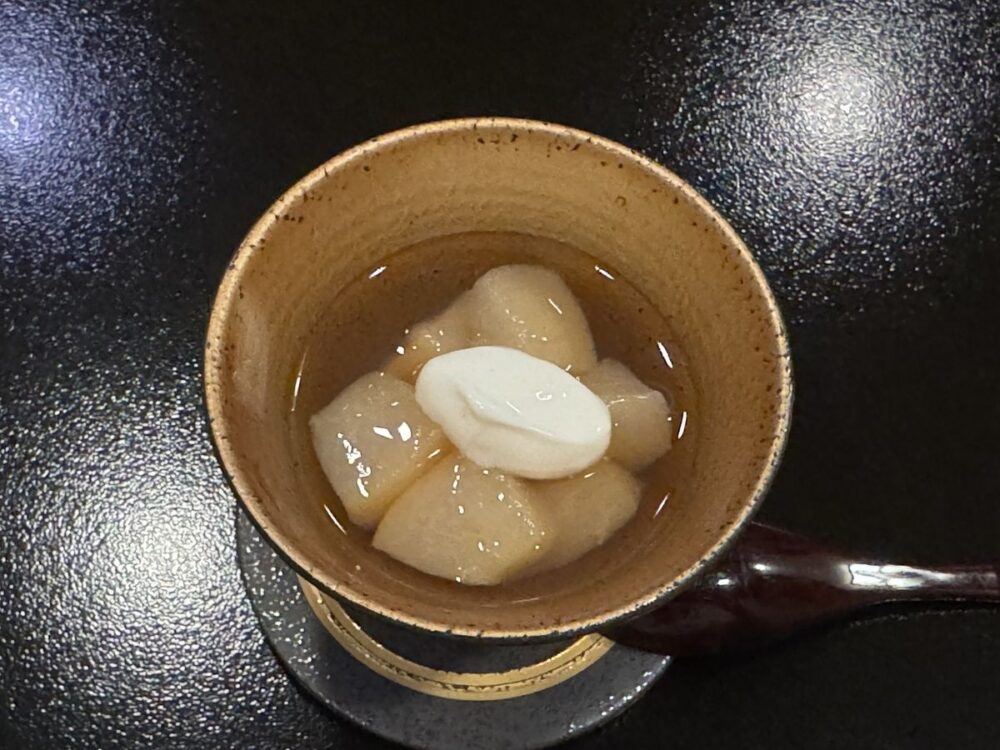 果実のコンポートにアイスを添えたデザート