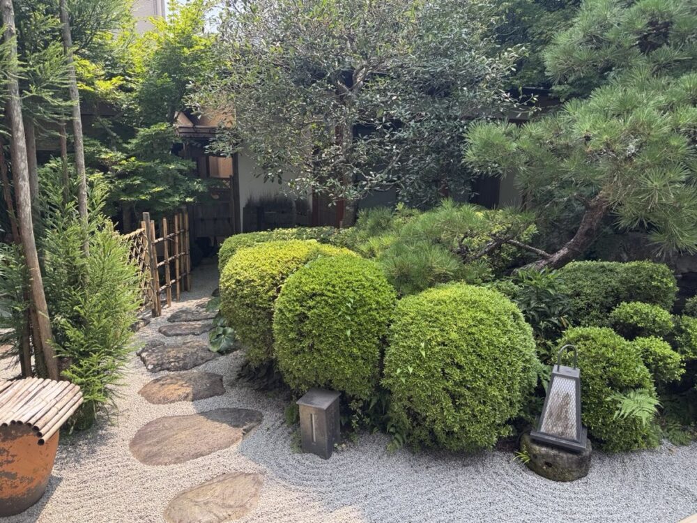 白砂と刈り込みが整えられた旅館 神仙の日本庭園