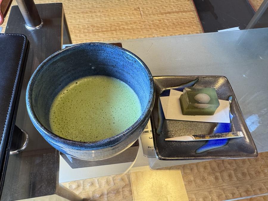 客室に運ばれた抹茶と生菓子のウェルカムサービス