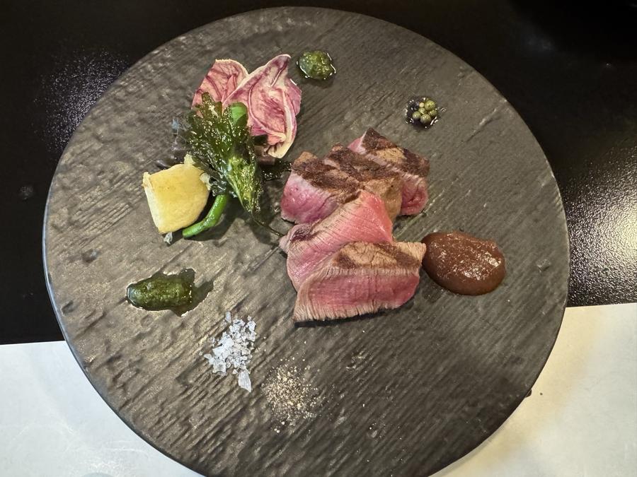 ロゼ色に焼き上げられた高千穂牛のステーキ