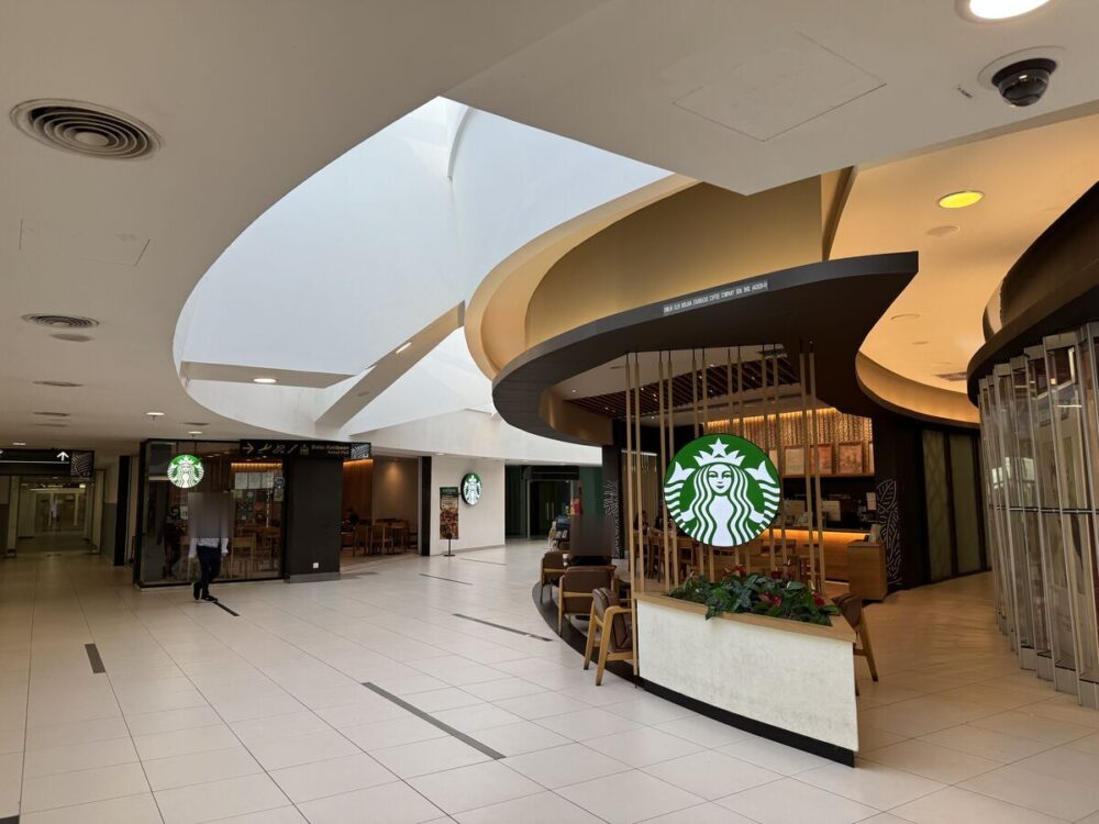 ペナン国際空港のスターバックスと到着ホールへの案内表示