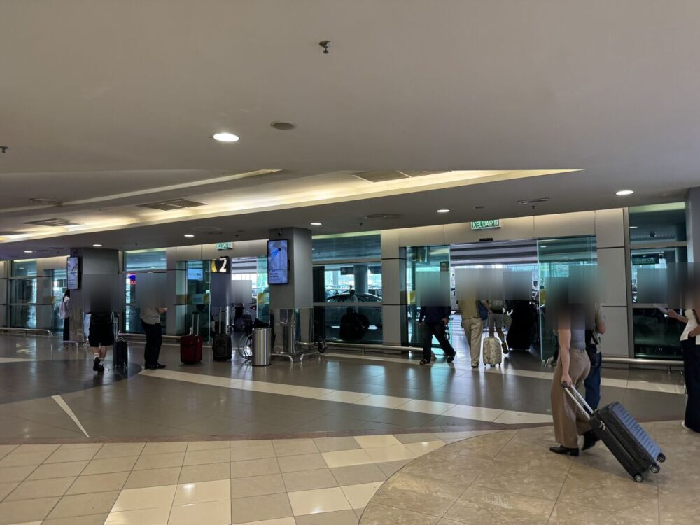 ペナン空港の到着ホールに並ぶ出口の扉