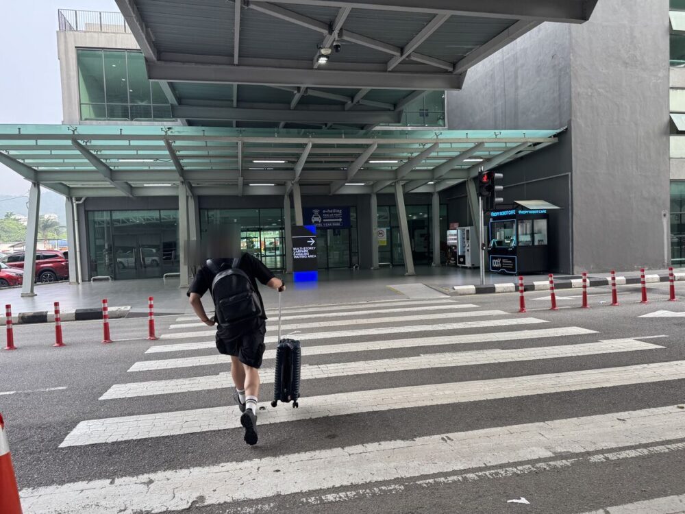ペナン空港ターミナル前の横断歩道と立体駐車場の入口
