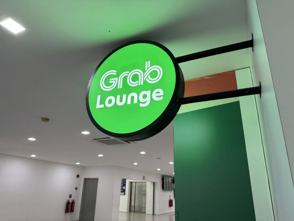 ペナン空港の立体駐車場内にあるGrab Loungeの看板