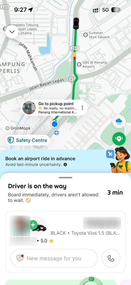 Grabアプリでドライバーが乗り場に向かっている画面と乗車を急ぐよう促す表示