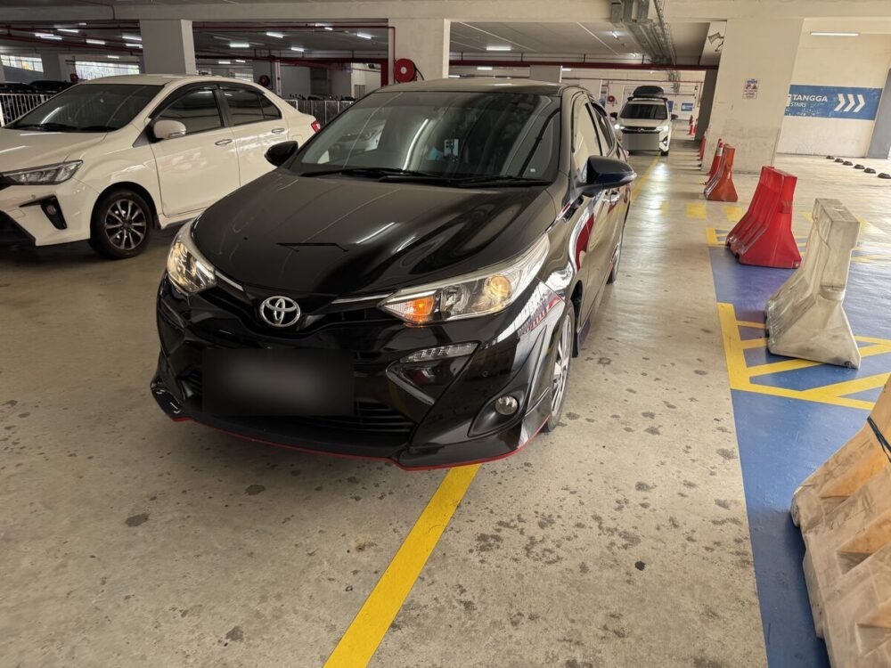 ペナン空港の立体駐車場Level 1に到着したGrabの車